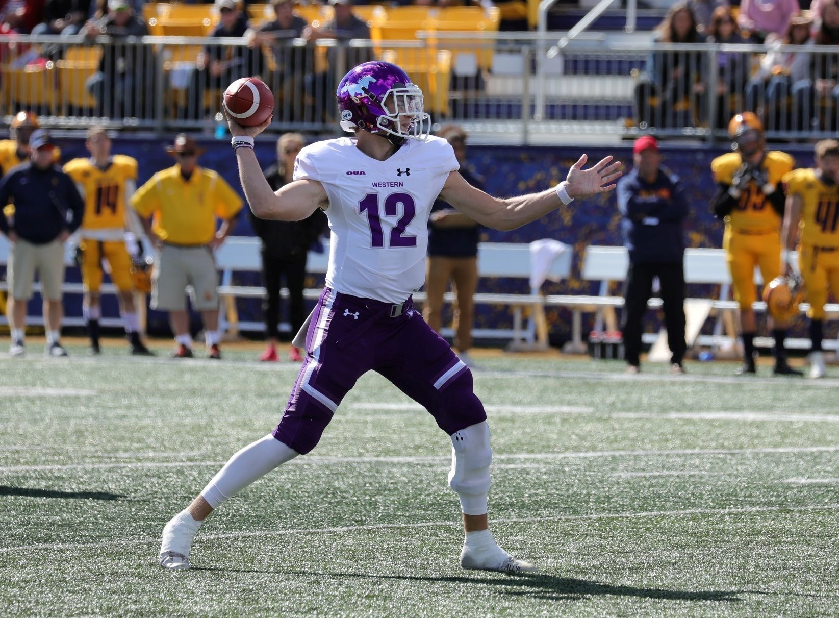El canadiense Chris Merchant, ganador del premio Hec Crighton, compite por el título del Spanish Bowl el sábado