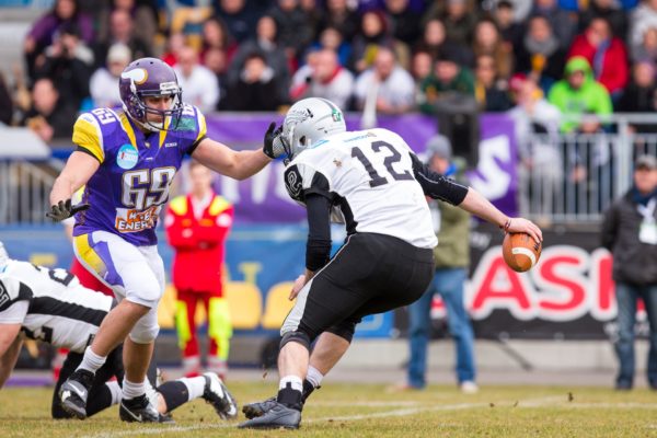 Raiders QB Sean Shelton trying to evade Vikings defender.