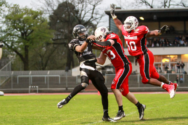 25.04.2015, New Yorker Lions @ Berlin Rebels, #83 Jacob Schridde, #40 Sorie Bayoh, QB Sack, (c) Karsten Reißner