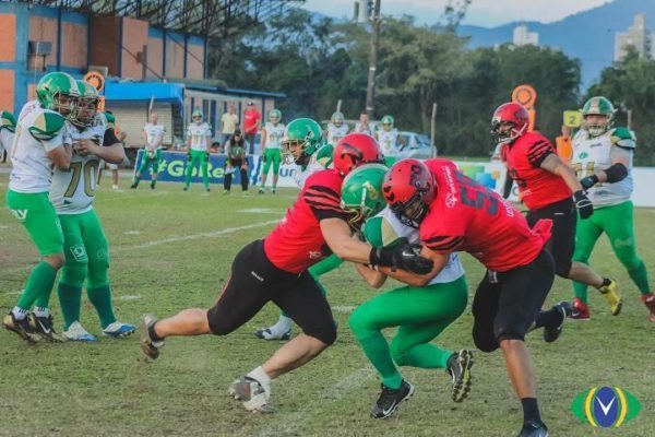 Brazil - Timbo T-Rex linebackers, Luis Polastri and Dariel Suares swarm a Juventude ball carrier Photo credit Geraldo Takanage and Overtime FA