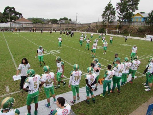 Above: Coach Welsey Mota instructs his Juventude athletes as they enter the field against the Paraná HP. Foto credit: Juventude F.A. Facebook page