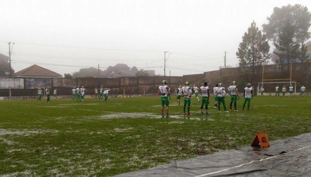 Above: Juventude and the Curitiba Crocodiles prepare to play on a wet field in Caixas do Sul. Photo credit: Juventude F.A. facebook page