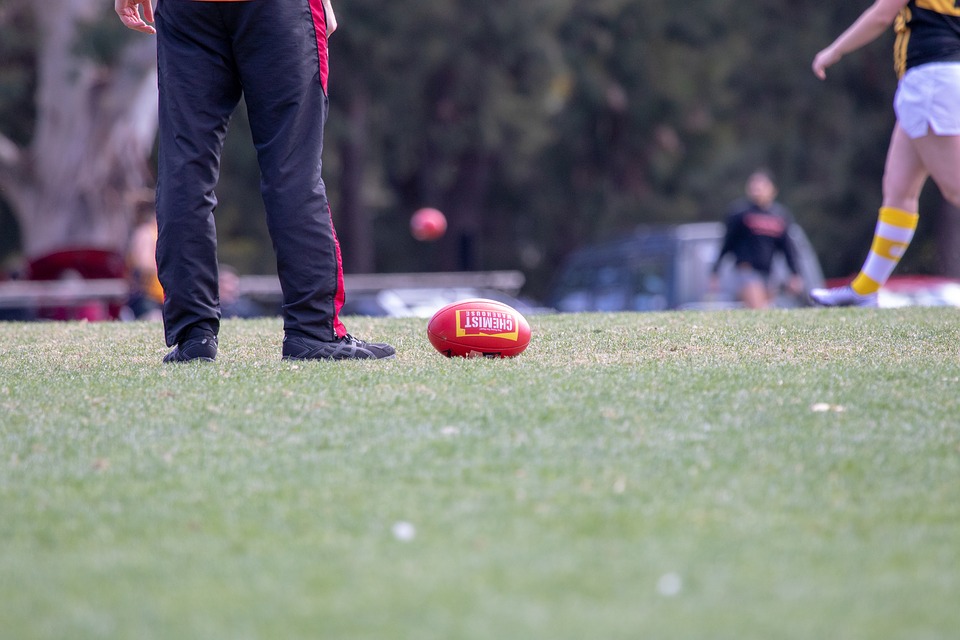 Vice solnedgang I første omgang Aussie Rules vs. NFL: How do they compare?