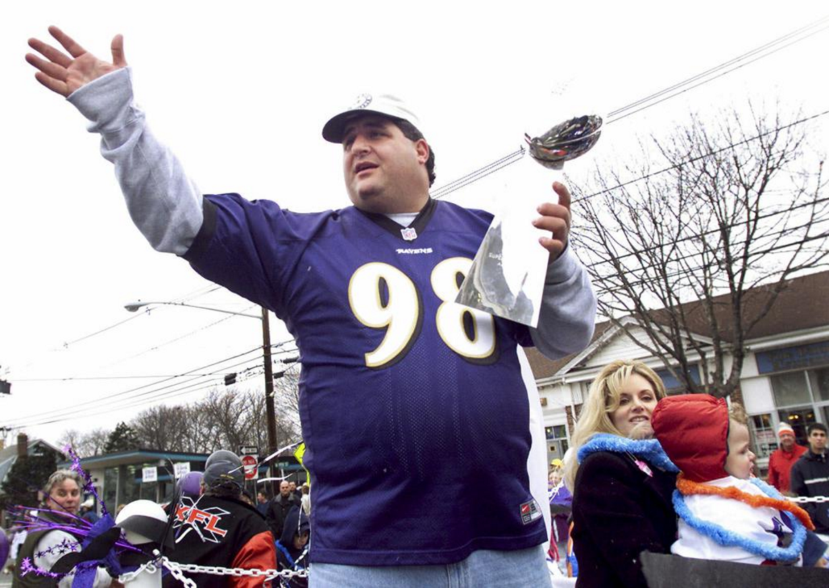 NFL-2022-Tony-Siragusa-DT-for-Super-Bowl-champion-Baltimore-Ravens-holds-Vince-Lombardi-trophy-with-his-wife-Kathy-in-parade-on-March-4-2001.-AP-Photo-Jeff-Zelevansky.png